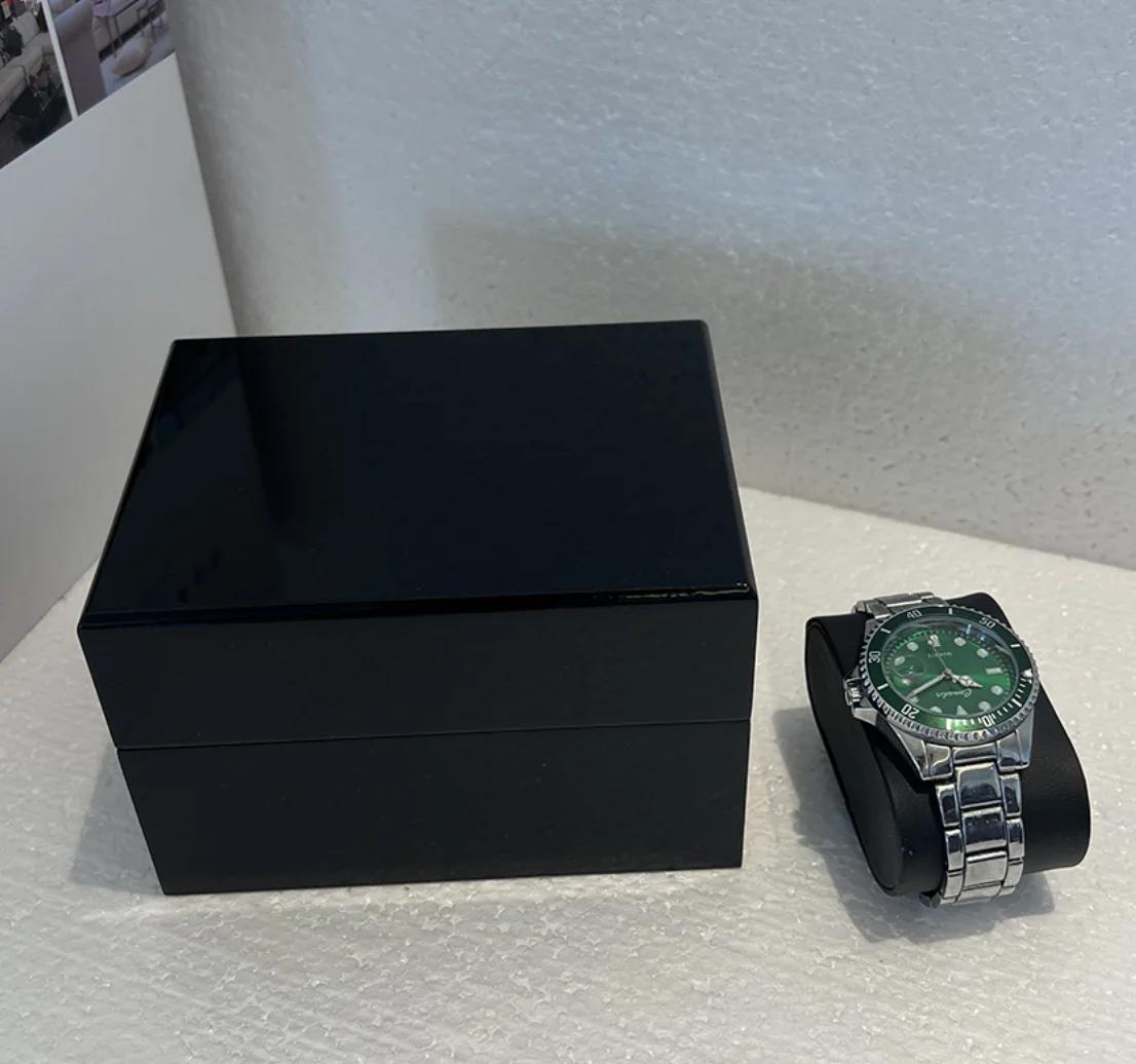 Schwarze Geschenkbox für eine Uhr — Detailansicht