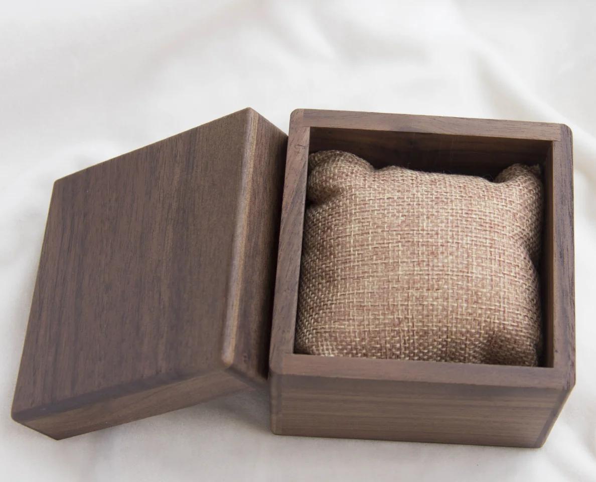Geschenkbox aus Schwarznuss für eine Uhr