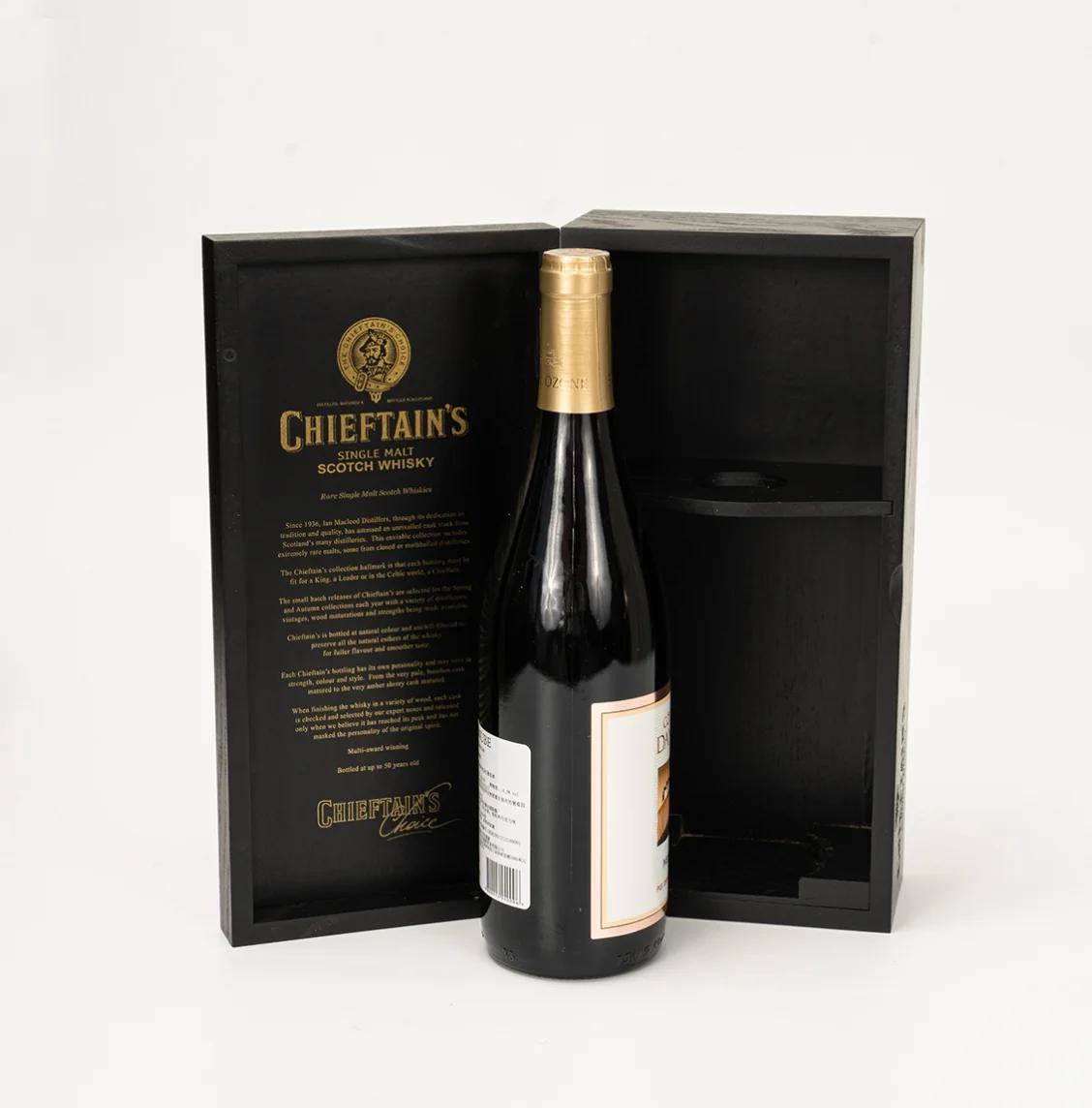 Cofanetto nero in legno per whisky — vista dettagliata