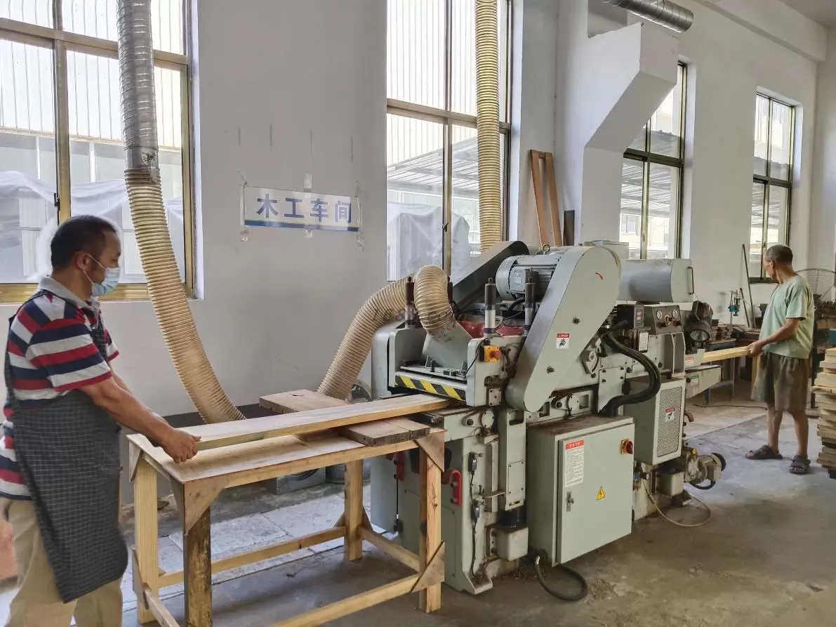 In unserem 6-stufigen Herstellungs prozess für Holzkisten